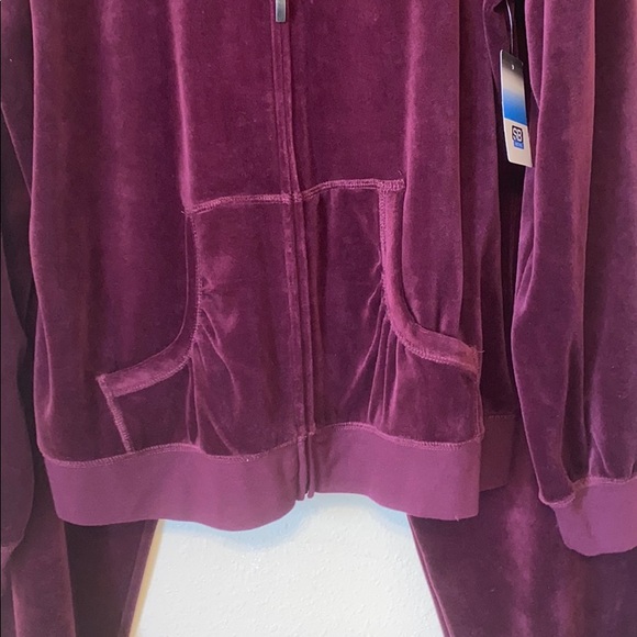 VELOUR MERLOT SORBET 2 piece Active Wear. - Picture 9 of 12